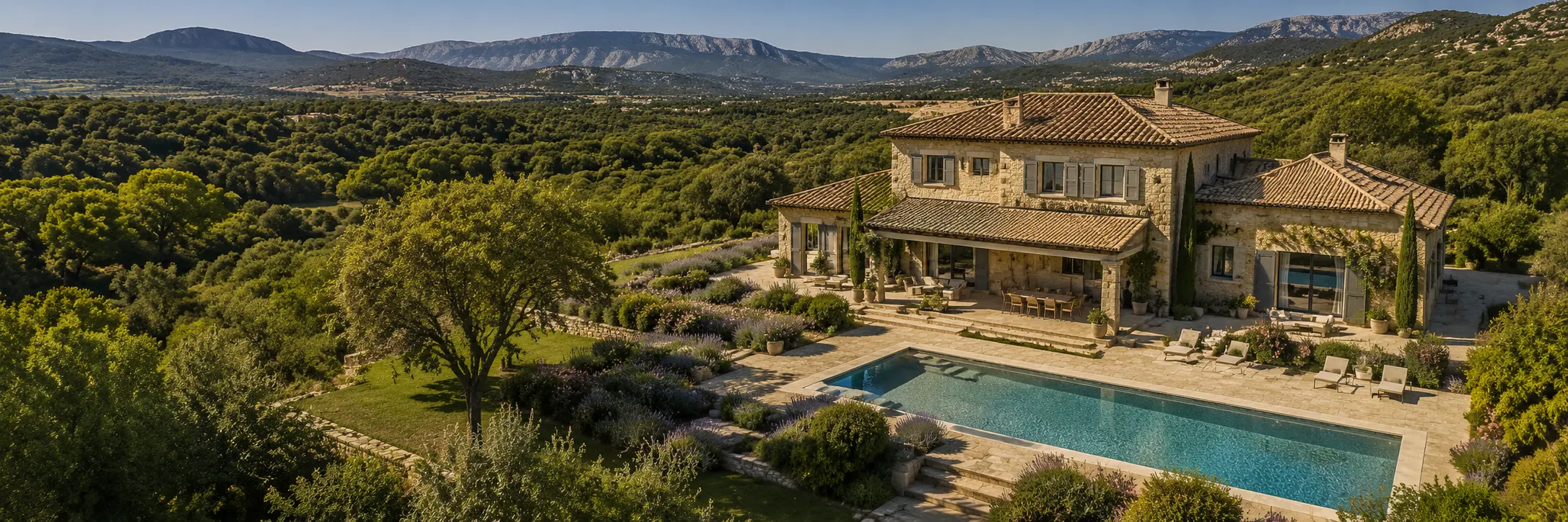 Villa de prestige provençale avec piscine vue par drone, valorisation immobilière